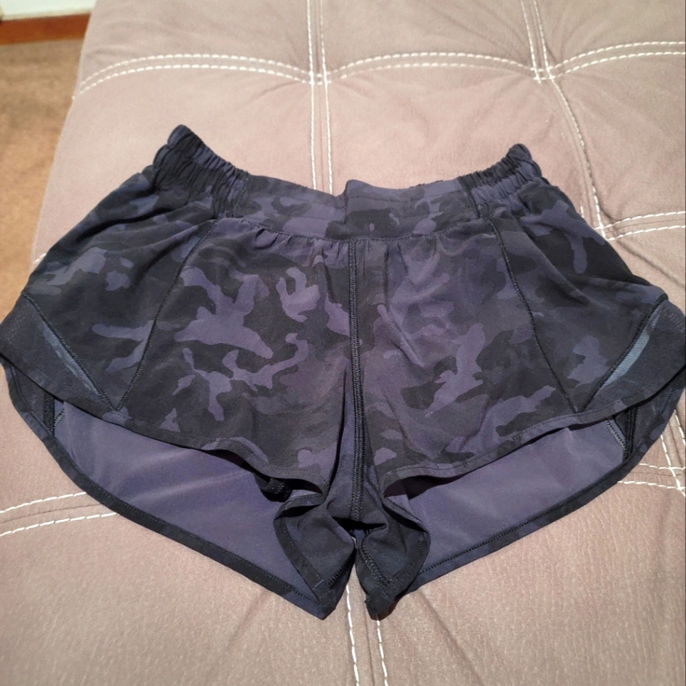Lululemon Hotty Hot Black Camo Short - Picture 2 of 10